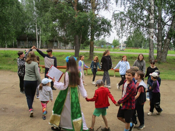 На площадке Шевырталовского  СДК  прошел  праздник "Русской березки".