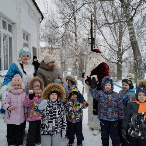 13 декабря на улицах поселка Нагорск жителей ждала неожиданная встреча с Дедом Морозом и Снегурочкой Районного Дома культуры.
