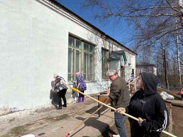 В преддверии праздника День победы работники Районного Дома культуры привели в порядок территорию и здание.