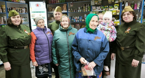 В рамках празднования 80-летия Великой Победы, сегодня работники Заевского сельского Дома культуры, специалиста Двоеглазовой Н.С. и библиотеки поздравили детей войны п. Новостройка: Ларионову Л.Ф., Невзорову Т.Г. и Плотникову В.А.