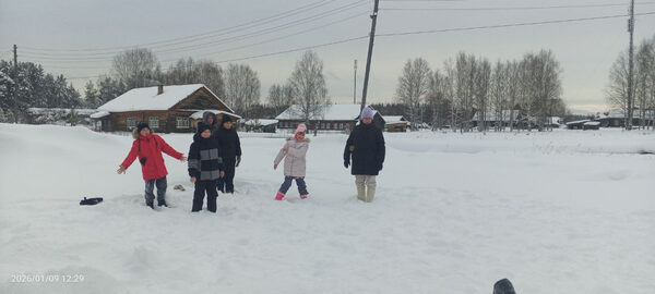 Сотрудники Орлецовского СДК на каникулах организовали для детей зимние забавы «Снежный футбол».